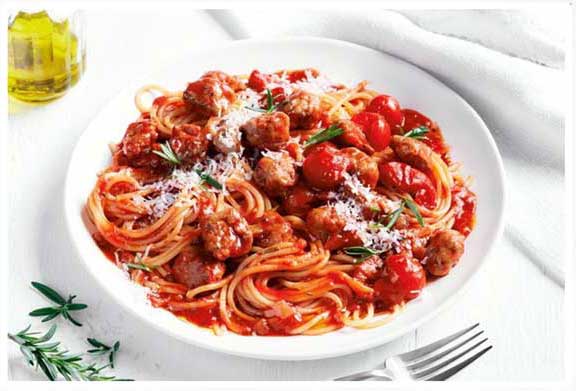 Espaguetis de tomate frito Mata, Salchichas y Romero